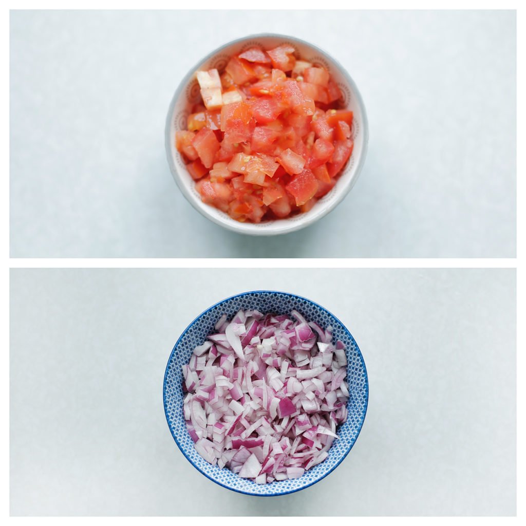 Ontvel de tomaat en snijd klein. Pel en snipper de rode ui.