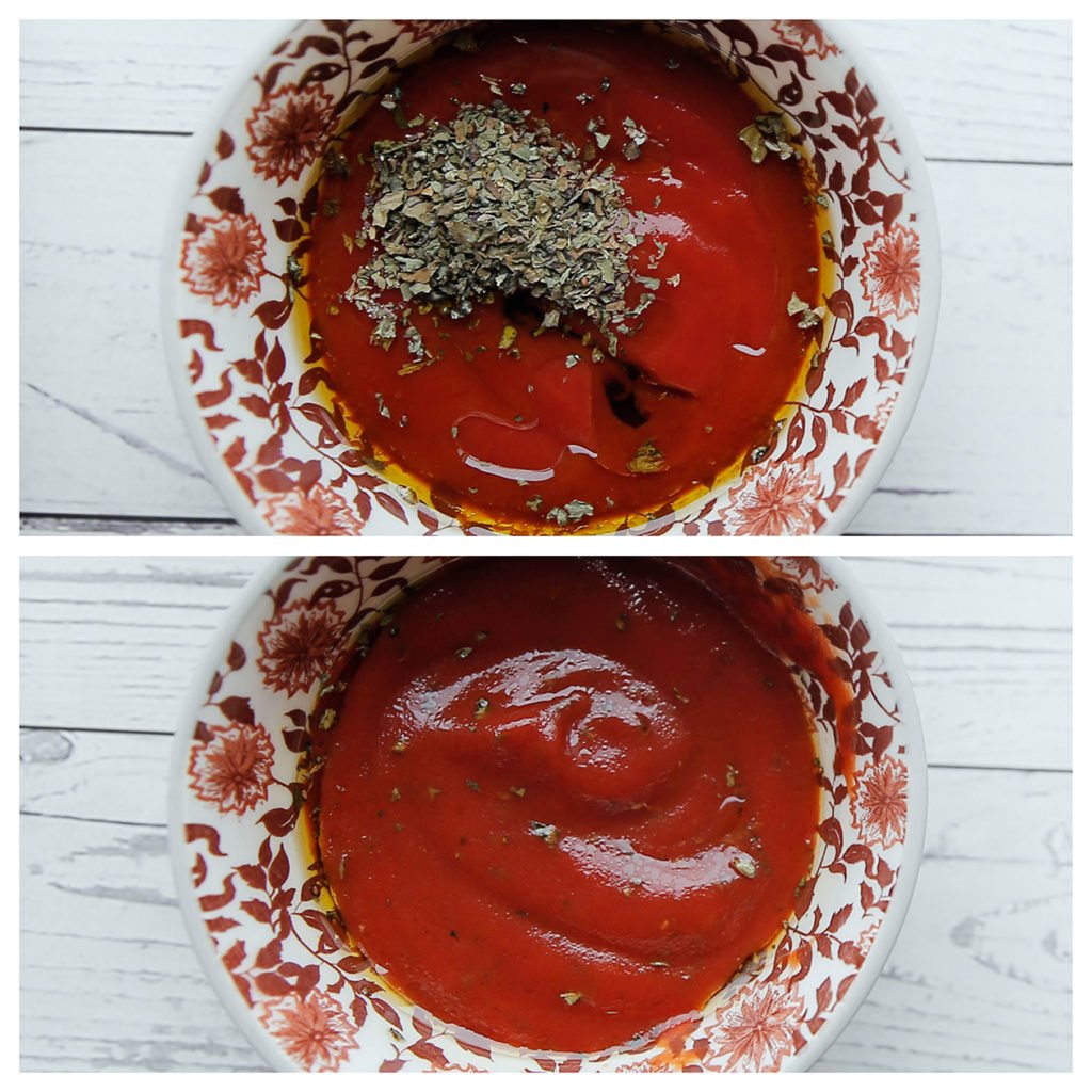 Doe de gezeefde tomatensaus, olijfolie en gedroogde basilicum in een kom. Meng goed.