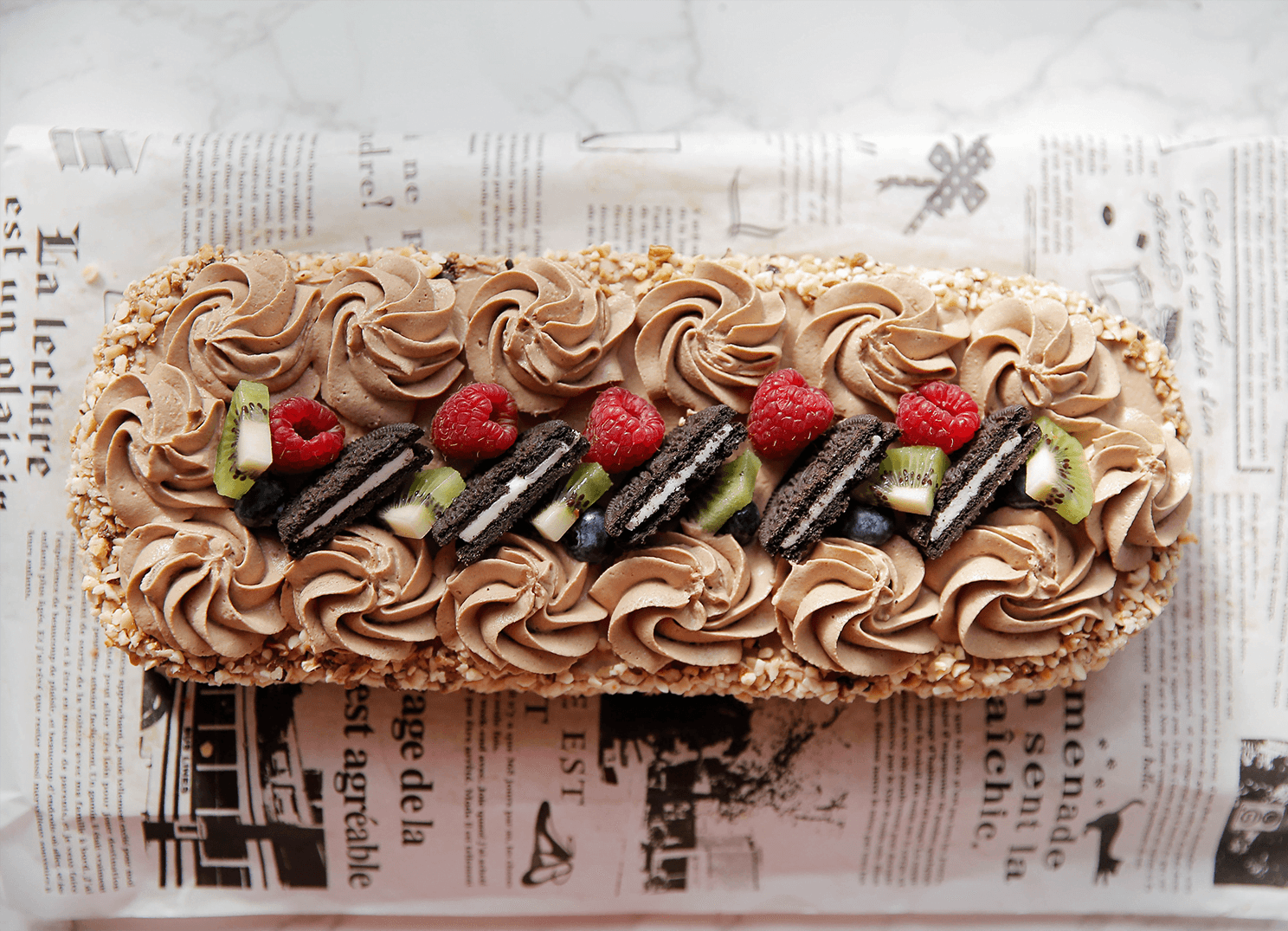 chocolate chip dessert garneren met oreo en fruit