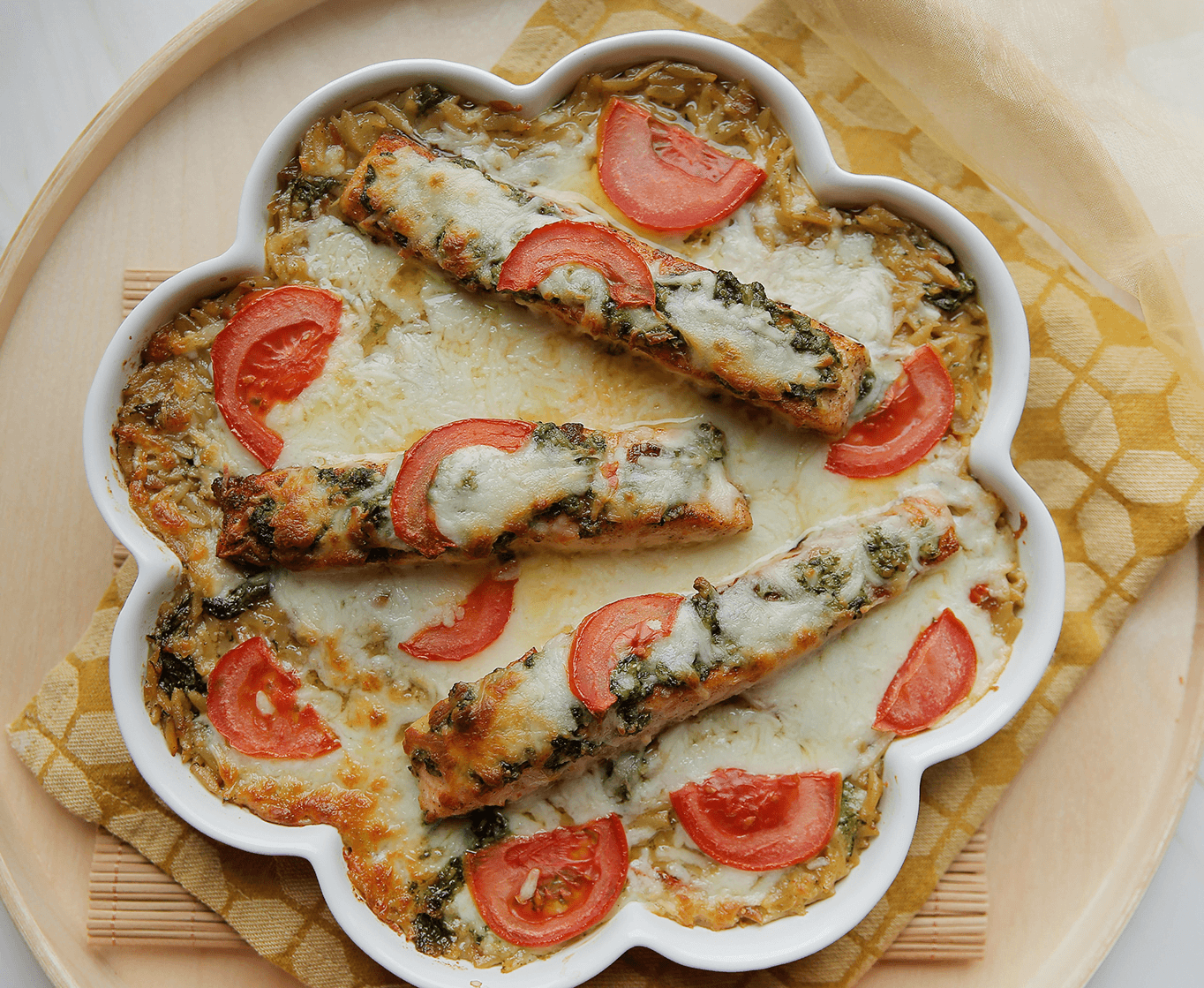 Orzoschotel met zalm bakken in de oven