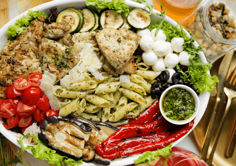 Pasta pesto salade met kippendijen
