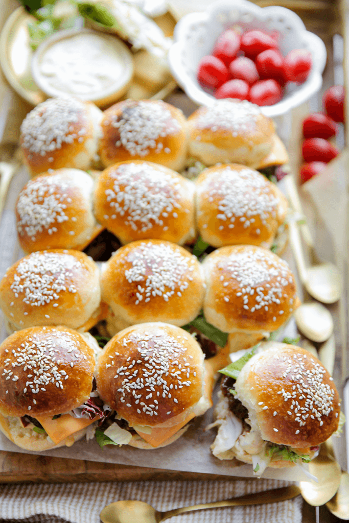 Brood beleggen met sla, gehaktburgers, saus en augurk