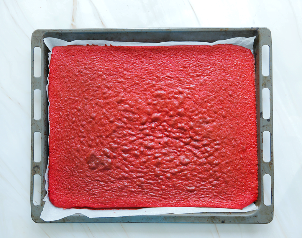 Leg de red velvet cake in een voorverwarmde oven op 175℃. Bak in 15-20 minuten gaar. Prik er met een satéprikker in, als deze er droog uitkomt, is de cake gaar. Elke oven werkt anders, houd hier rekening mee.