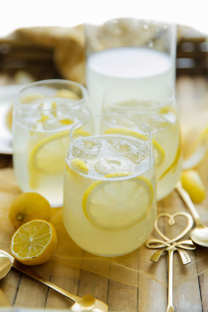 Snijd de citroen in schijfjes. Voeg de citroenschijfjes toe aan het drankje.