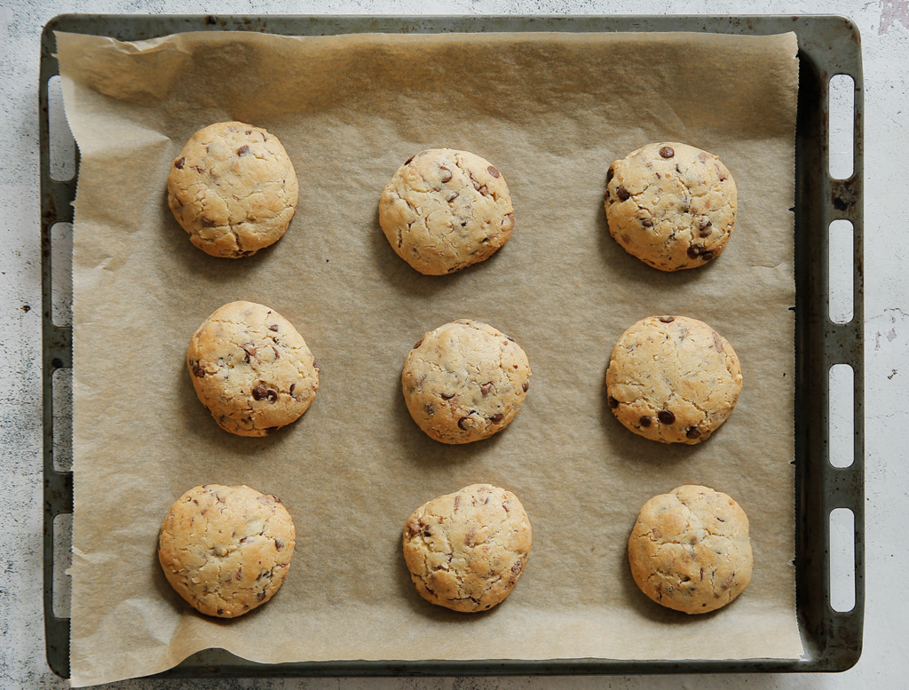 Doe de chocolate chip koekjes in een voorverwarmde oven op 175℃. Bak 12-15 minuten of tot de koekjes mooi goudbruin zijn gekleurd.