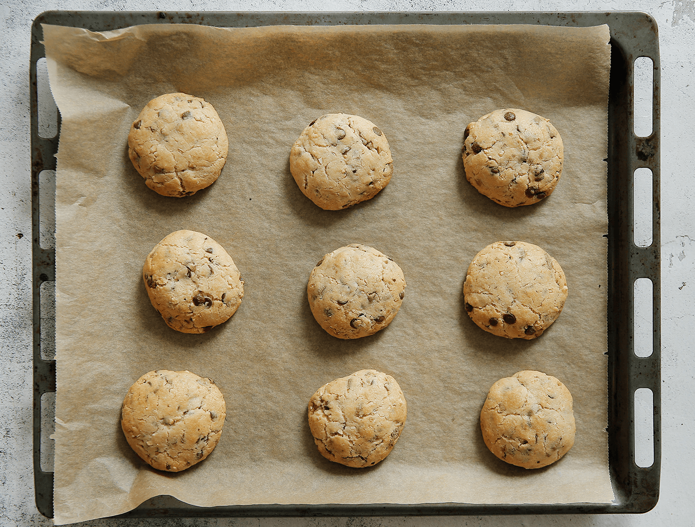 Chocolate chip cookies bakken in de oven