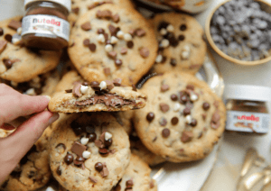 Chocolate chip cookies met chocolade vulling Kookmutsjes