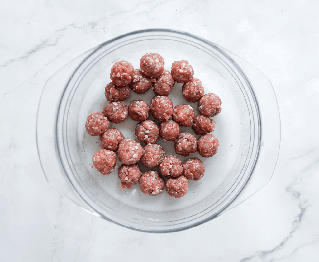 Neem wat van het gehakt (15 g) en vorm er bollen van.