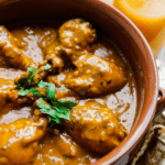 Kippenpoten in currysaus Kookmutsjes