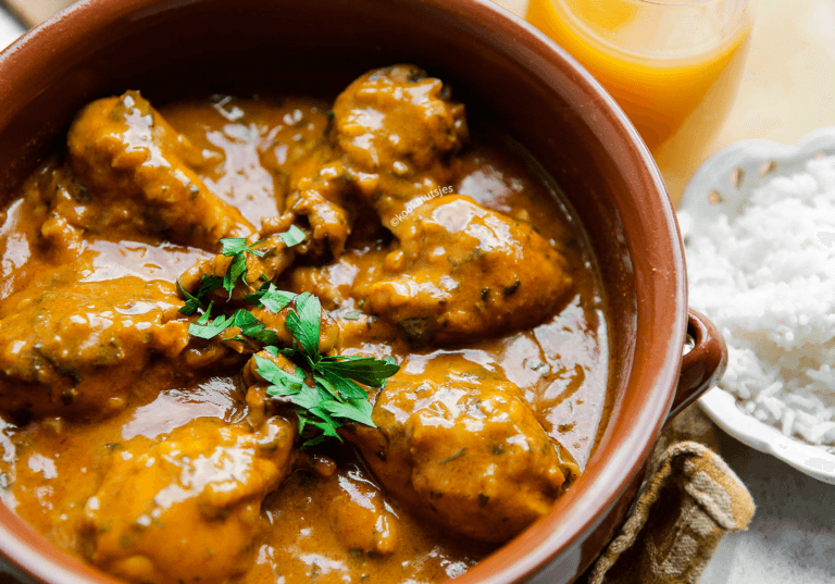 Kippenpoten in currysaus