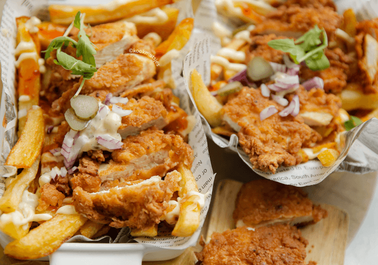 Loaded fries met krokante kip