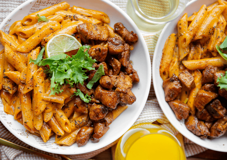 Penne met sticky kippendijen