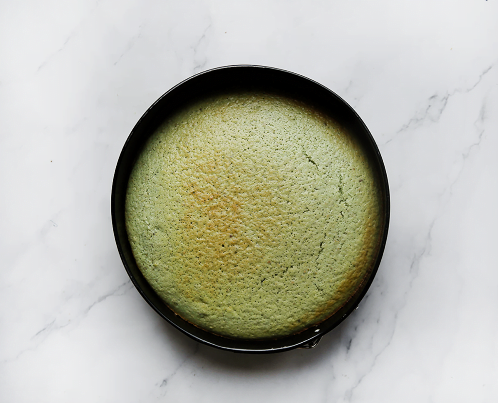 Leg de pistachecake in een voorverwarmde oven op 175 ℃. Bak 25-30 minuten. De pistachecake is gaar als je er met een satéprikker in prikt en er droog uitkomt. Laat de cake compleet afkoelen.