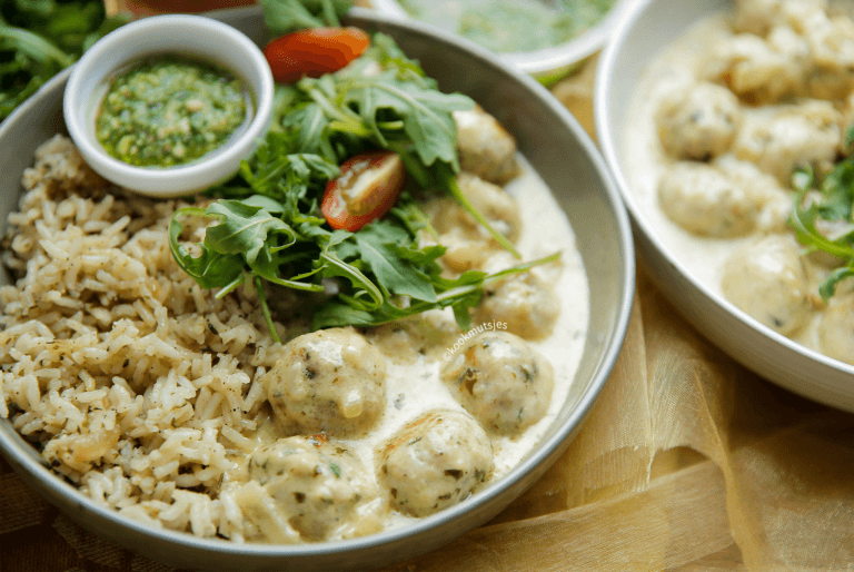 Kipgehaktballetjes in pestosaus met rijst