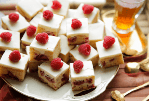 Witte chocolade blondies met frambozen Kookmutsjes