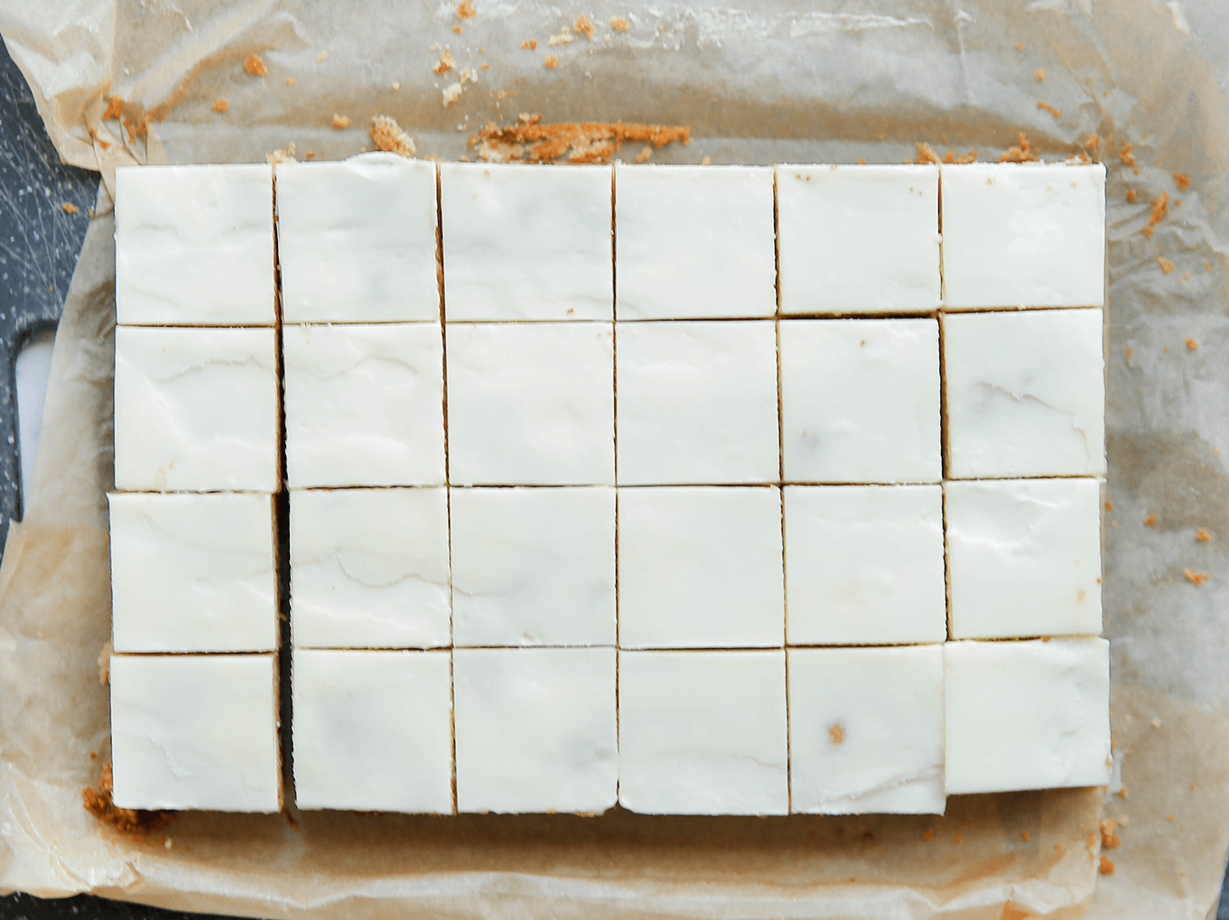 Witte chocolade blondies met frambozen in blokjes snijden