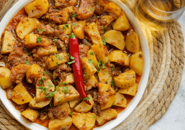 Aardappels in tomatensaus (batata iek tomatisch)