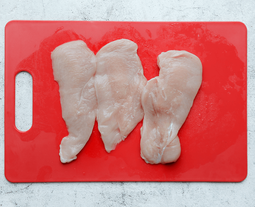 Snijd de kipfilet in 3 stukken.