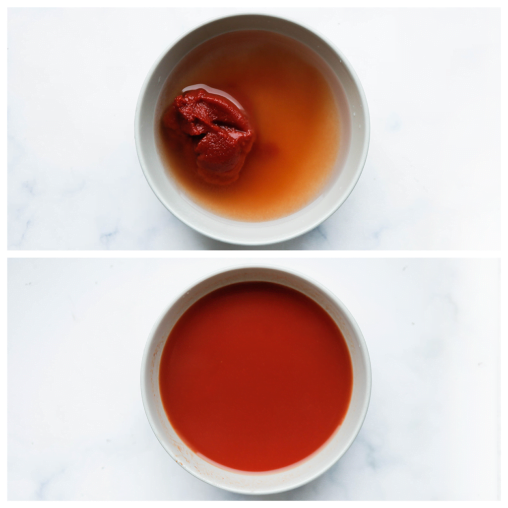 Doe de tomatenpuree samen met het water in een kom. Meng goed. Verdeel de tomatensaus over 2 kommen (150 g en 220 g).