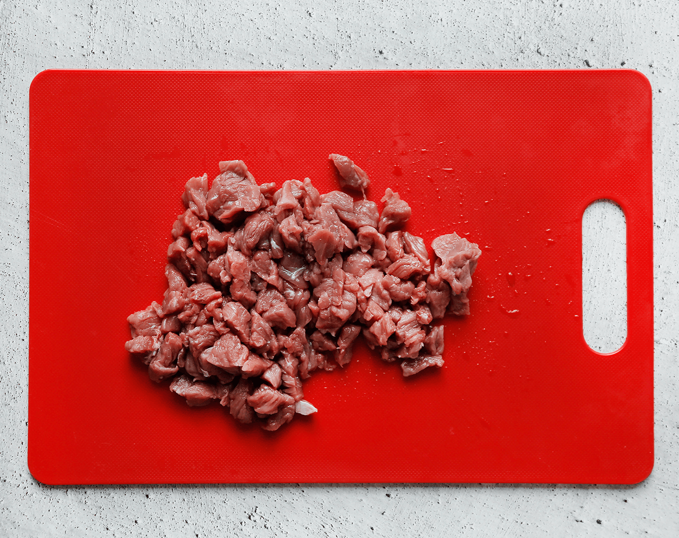 Vlees in stukjes snijden