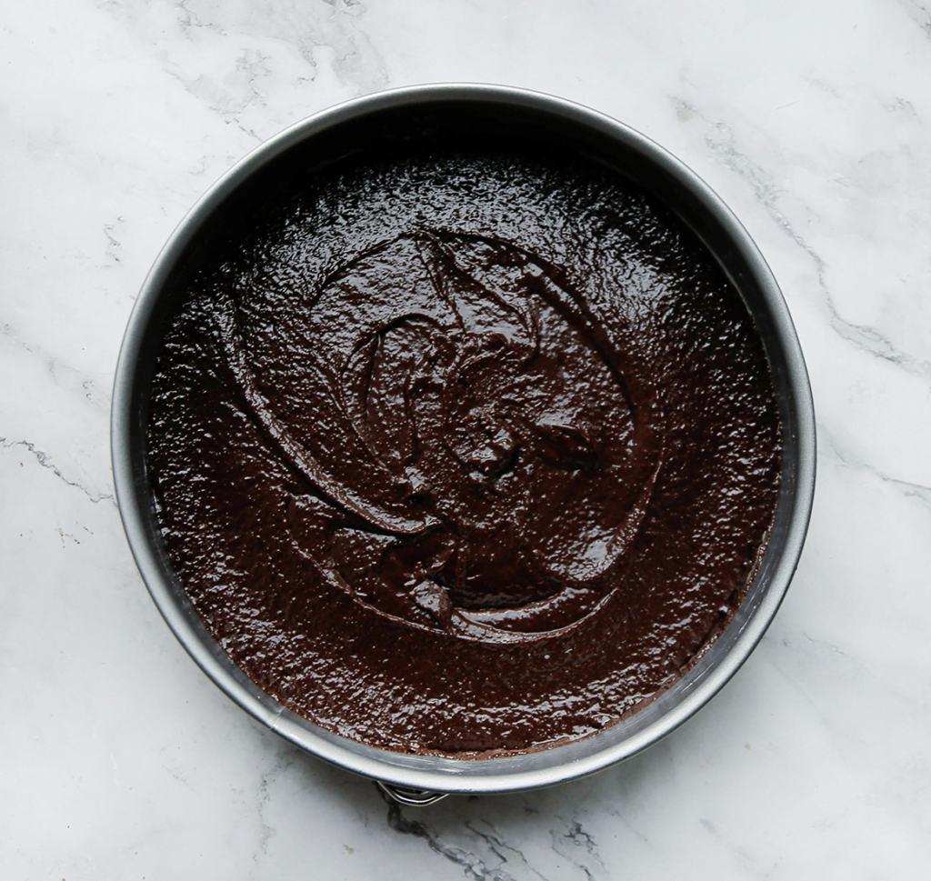 Verdeel de brownie over de bakvorm en zet in een voorverwarmde oven op 175 ℃. Bak 12-15 minuten. Haal de brownie uit de oven en verlaag de oventemperatuur naar 125 ℃.