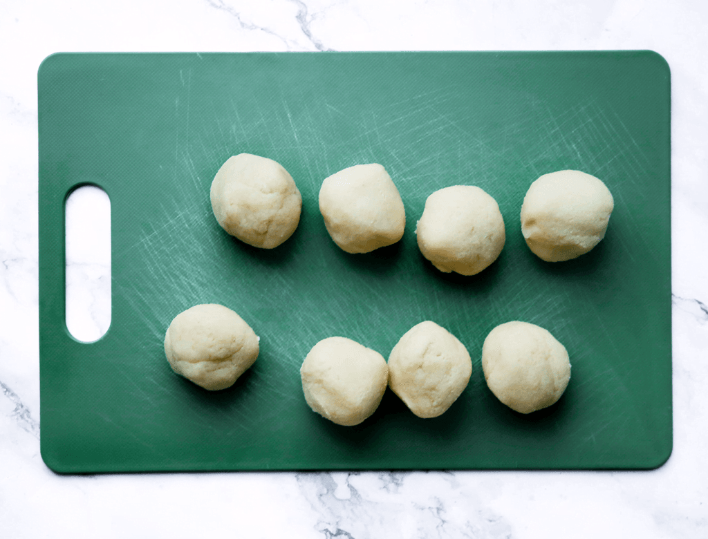 Verdeel het koekjesdeeg in 8 bollen (65 gr per stuk).