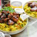 Sticky zalm met gele rijst en groenten Kookmutsjes