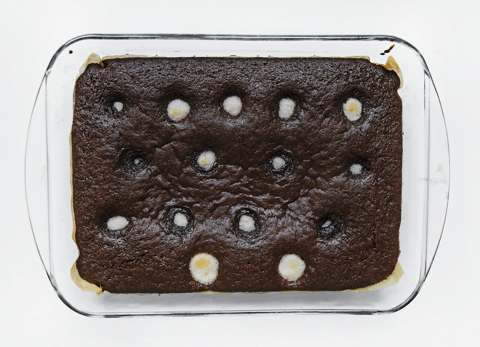 Chocolade kokoscake gaar bakken in de oven