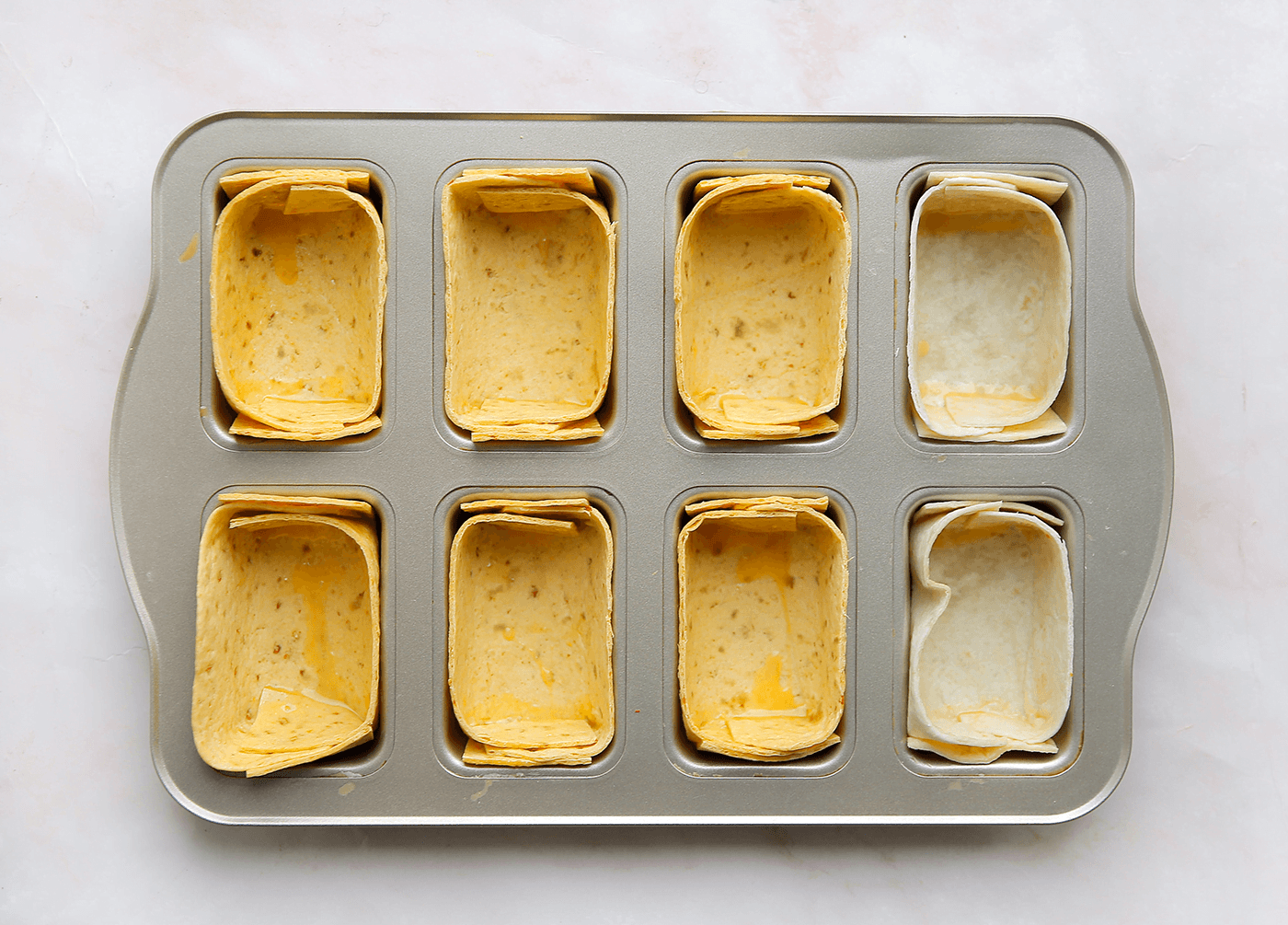 Tortilla cups in bakvorm