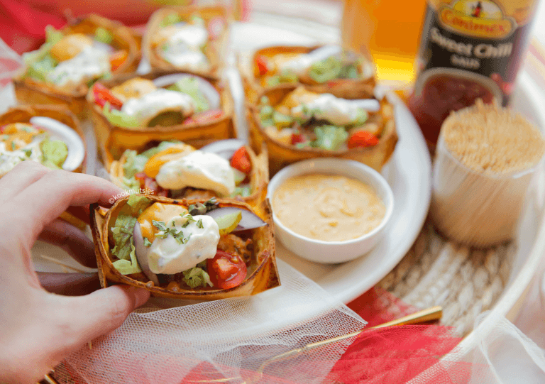 Tortilla cups met hete kip