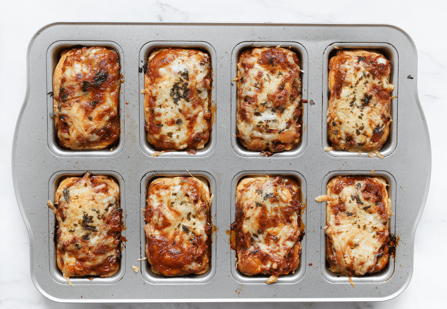 Bladerdeeg hapjes met gehakt bakken in de oven