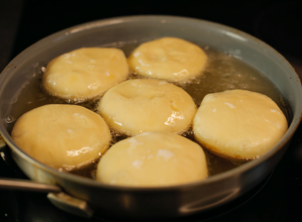 Verhit een laagje zonnebloemolie in een koekenpan op middelhoog vuur (175 ℃). Bak de donuts aan beide kanten mooi goudbruin. Laat de donuts uitlekken op keukenpapier.