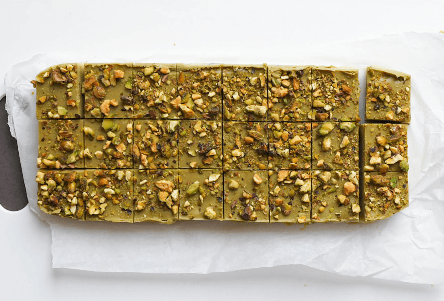 Pistachefudge aansnijden in blokjes