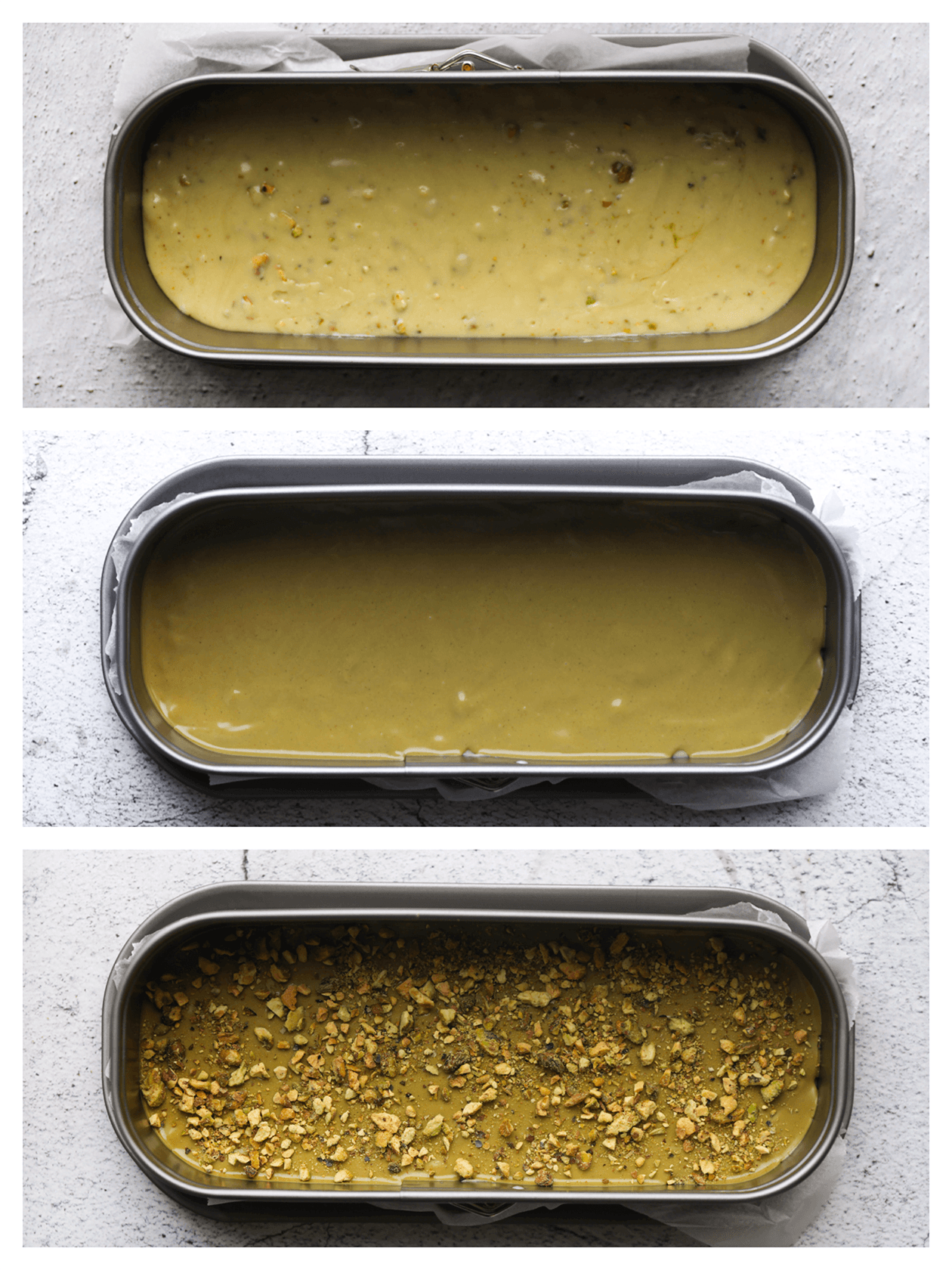 Pistachefudge verdelen over een bakvorm en garneren met pistachepasta en pistachenoten