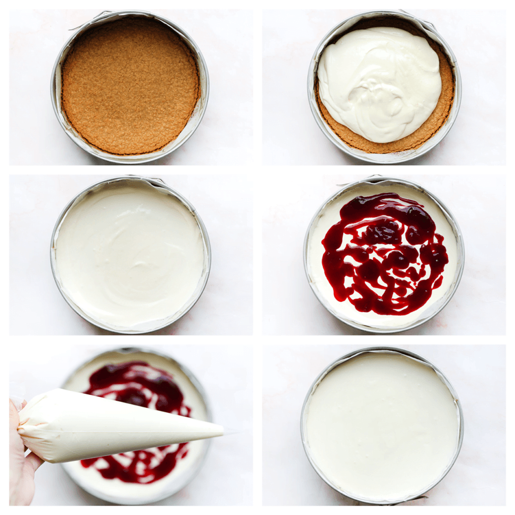 Vet de bakvorm goed in en leg er een vel bakpapier neer. Voeg het cheesecakebeslag toe (650 gr). Verdeel er het frambozensap over (let op: houd een beetje over voor de garnering en doe deze in een spuitzak). Voeg het resterende cheecakebelsag toe.