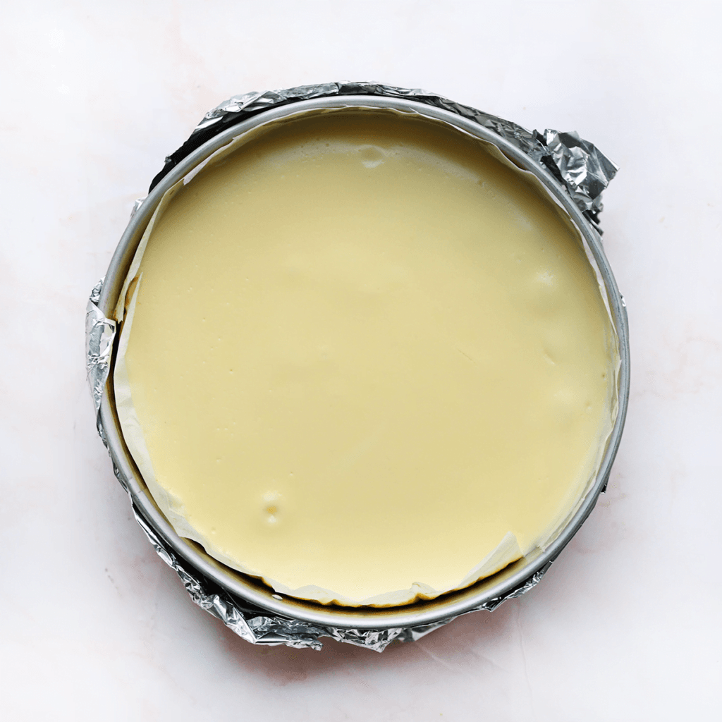 Zet de speculooscheesecake in een voorverwarmde oven op 125 ℃. Bak 60 minuten of tot de zijkanten stevig zijn en het midden nog een beetje wiebelt. Schakel de oven uit en laat de speculooscheesecake 1 uur in de oven liggen. Dit voorkomt dat de cheesecake inzakt/scheurt. Haal de speculooscheesecake uit de oven en leg, afgedekt in de koelkast. Het liefst een nachtje.