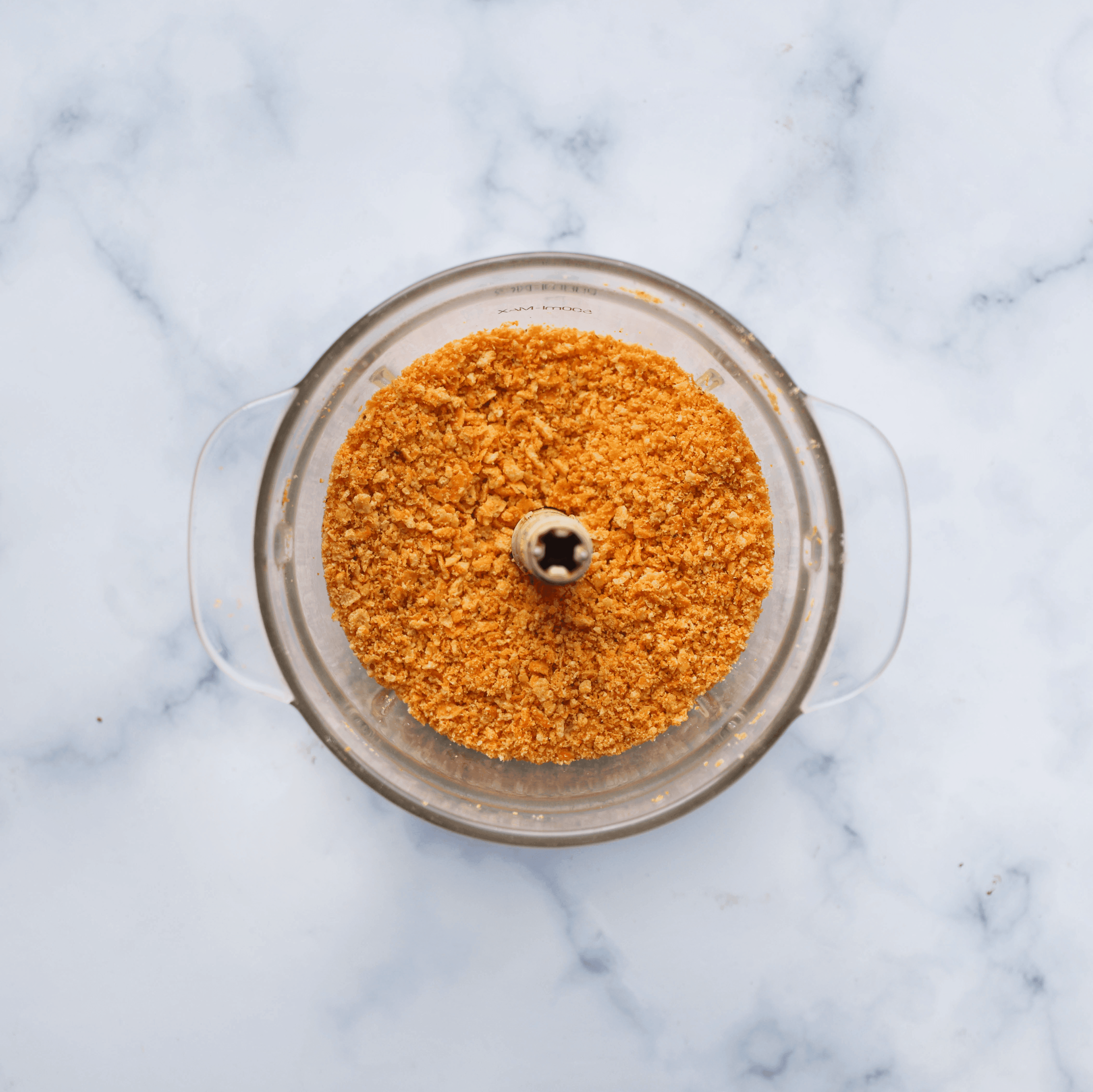 Doritos fijnmalen in een hakmolen