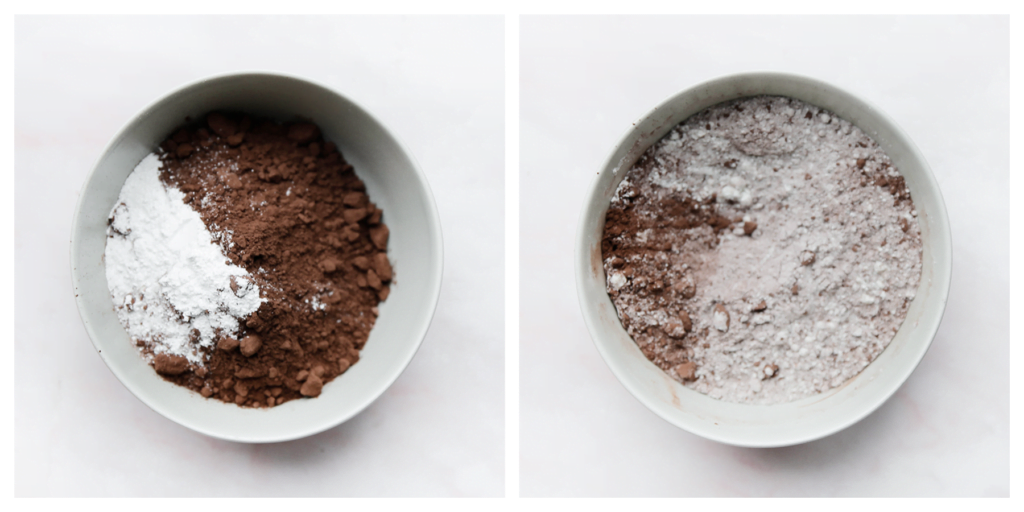 Doe het cacaopoeder samen met de bloem en het bakpoeder in een kom. Meng goed.
