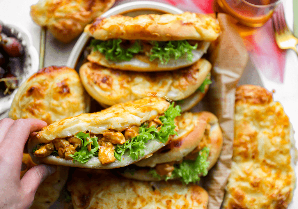 Cheese Onion Bread With Chicken Salad - Kookmutsjes