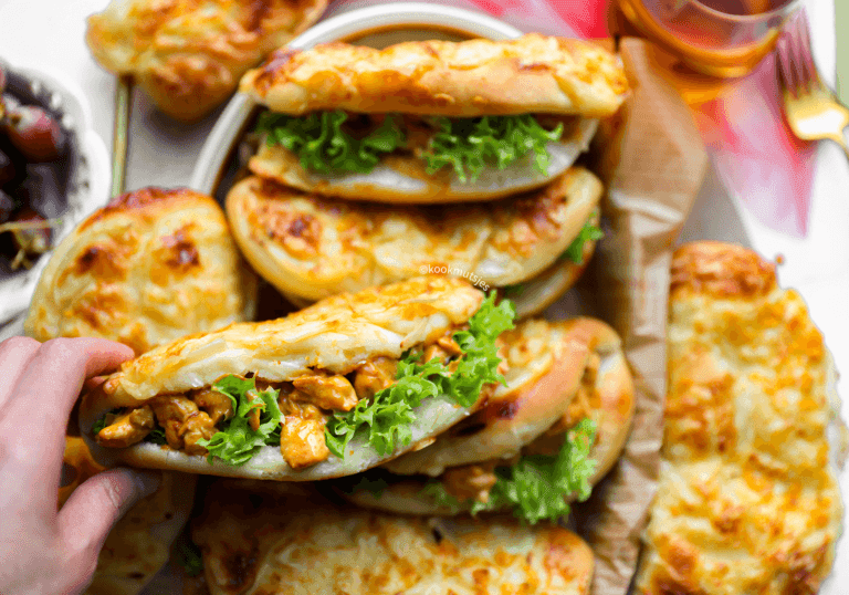 Kaas uienbroodjes met kipsalade