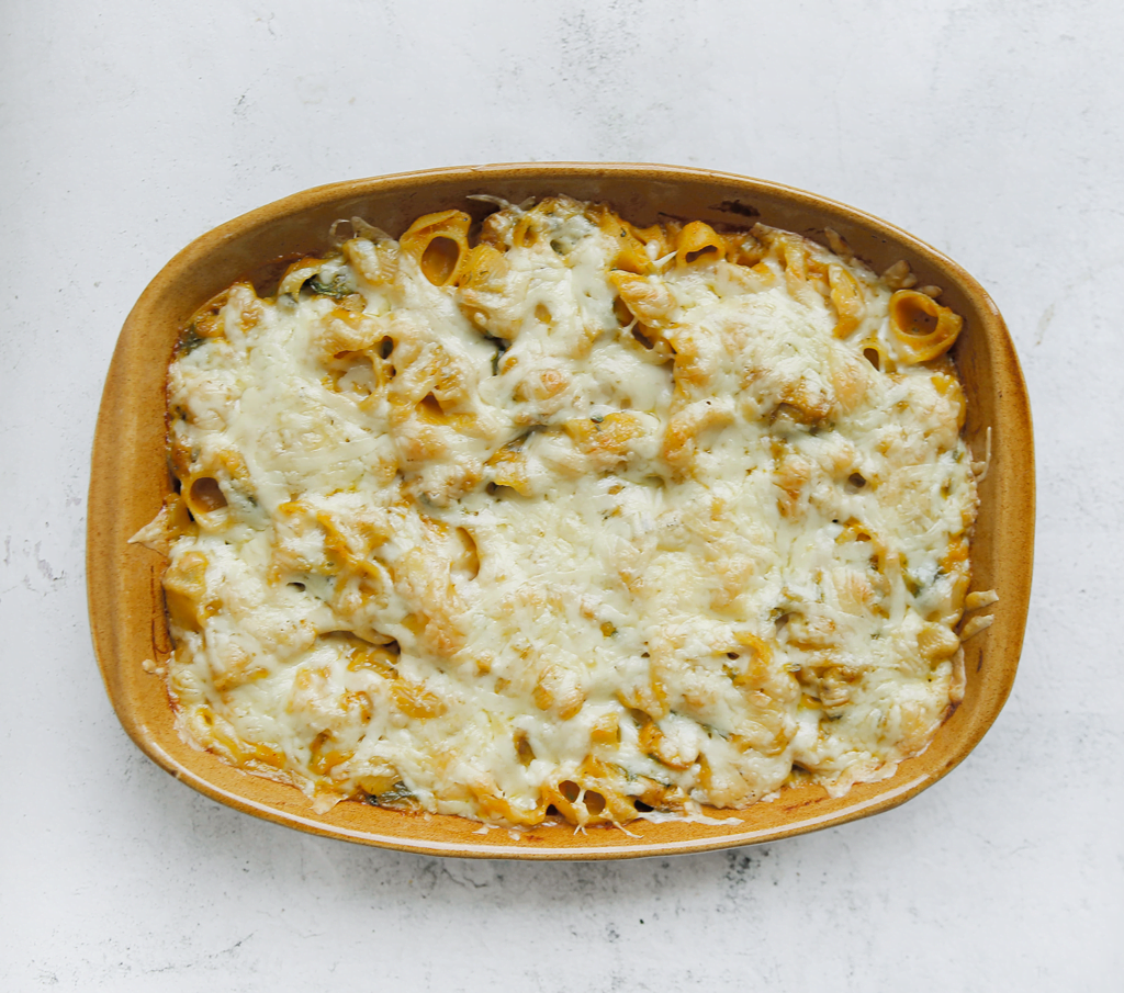 Zet de kip-pompoen pastaschotel in een voorverwarmde oven op 200 ℃. Bak 10-15 minuten of tot de kaas is gesmolten.