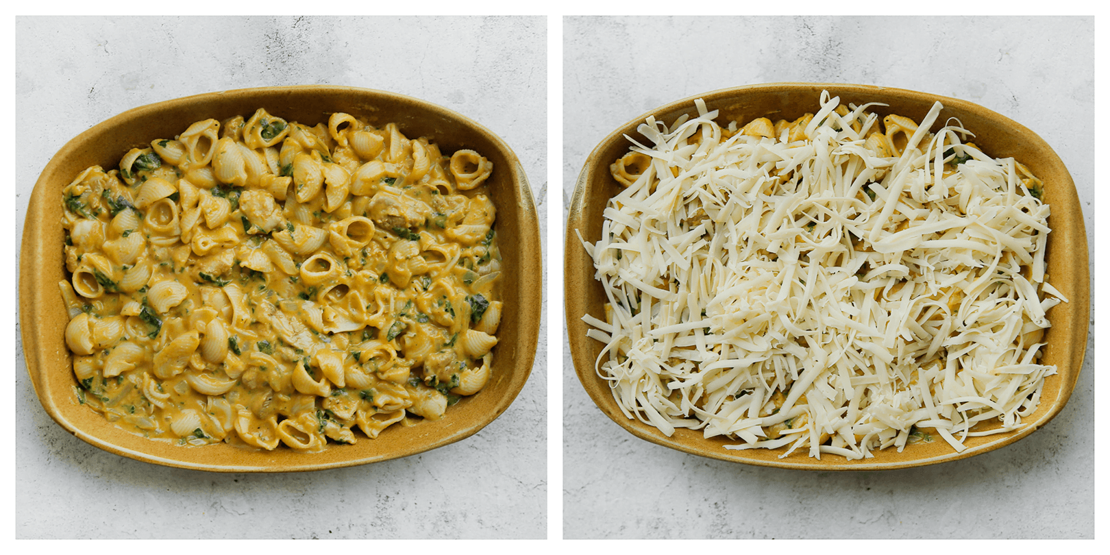 Pasta met kip verdelen over een ovenschaal met geraspte kaas