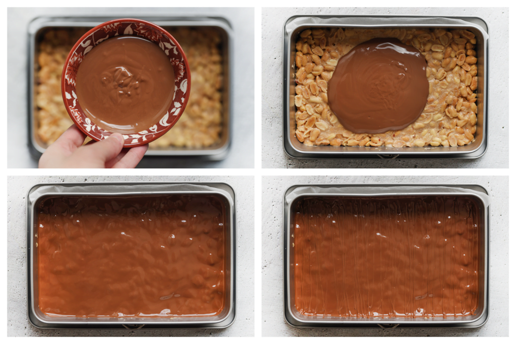 Zet 20 gram van de chocolade apart en doe deze in een spuitzak. Giet de gesmolten chocolade over het pinda-karamelmengsel en laat gelijkmatig uitvloeien. Spuit chocoladelijntjes op de chocolade. Leg de pinda-chocoladekoek afgedekt in de koelkast of vriezer.