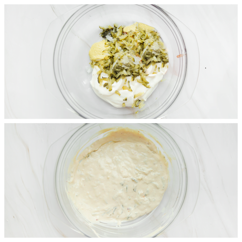 Doe de mayonaise samen met de mosterd, uienpoeder en geraspte augurk in een kom en meng goed.