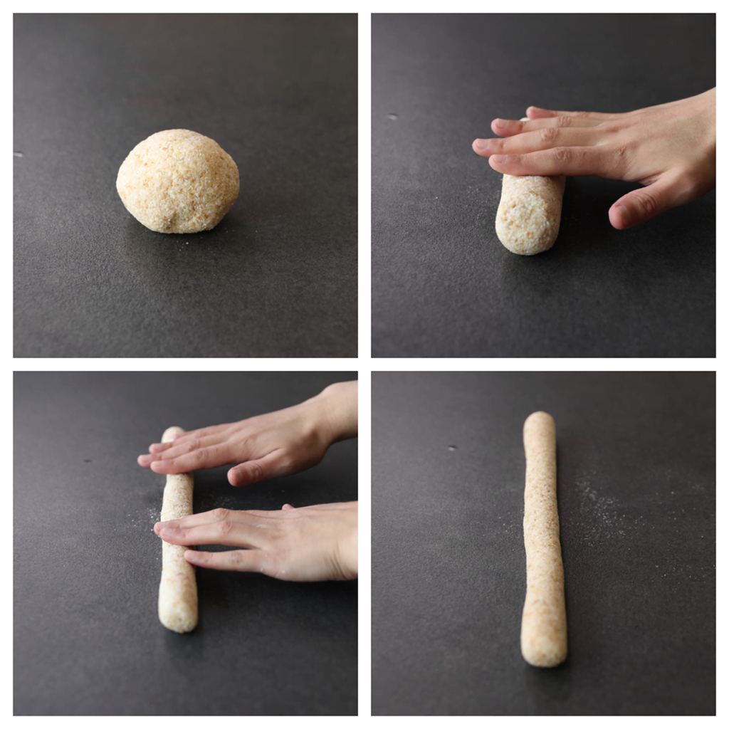Neem een stuk van het koekjesdeeg en kneed het eerst goed samen. Leg het op je werkplek en rol het uit tot een langwerpige staaf van 33 cm.