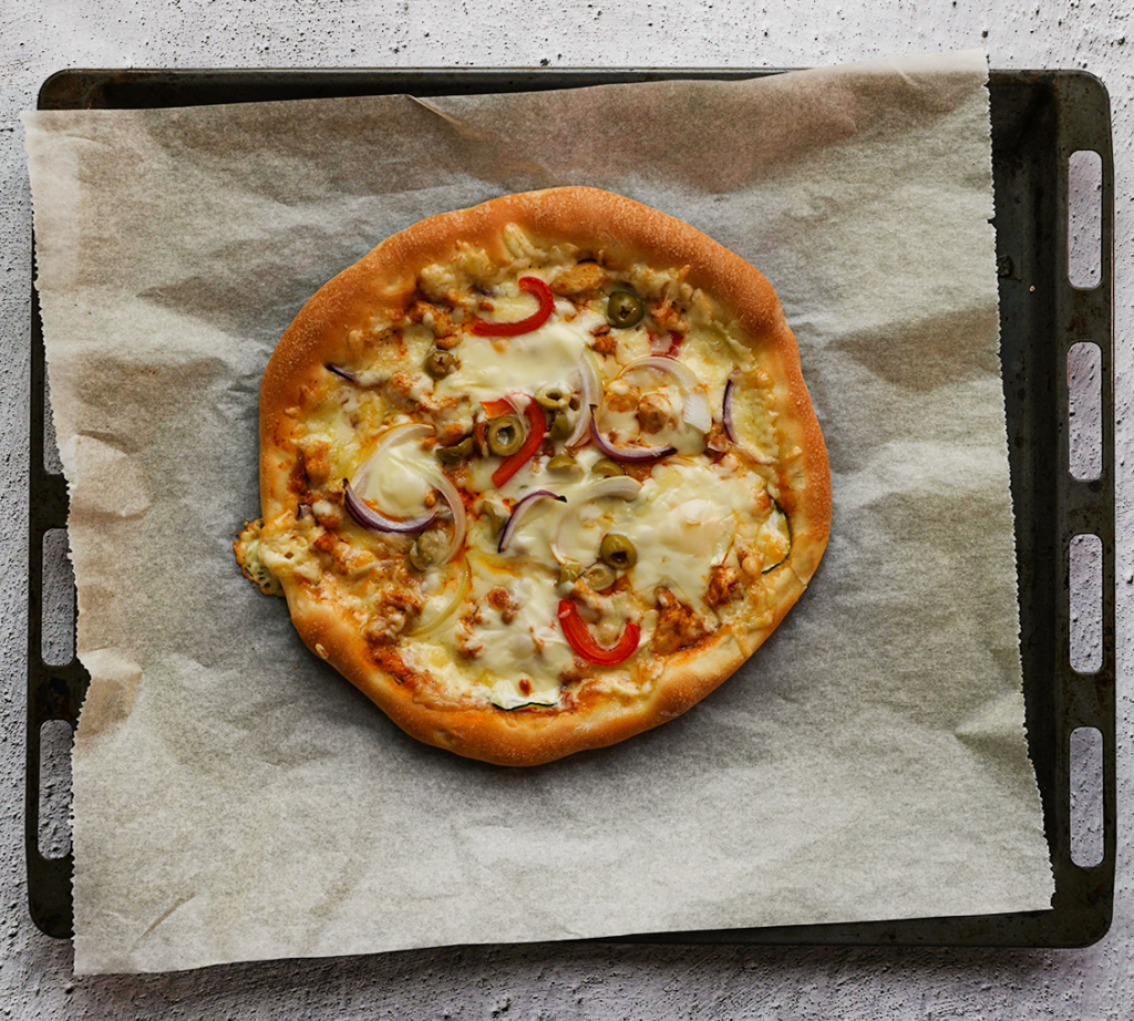 Zet de pizza’s in een voorverwarmde oven op 220 ℃ en bak ze 12-18 minuten. Houd de baktijd zelf in de gaten, want elke oven werkt anders.