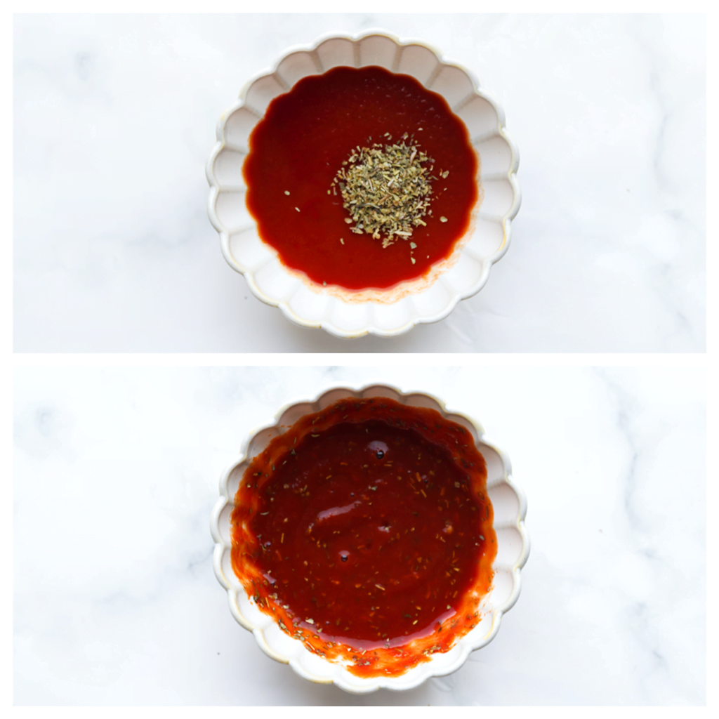 Meng de gezeefde tomatensaus met de Italiaanse kruiden in een kom. Roer goed door.