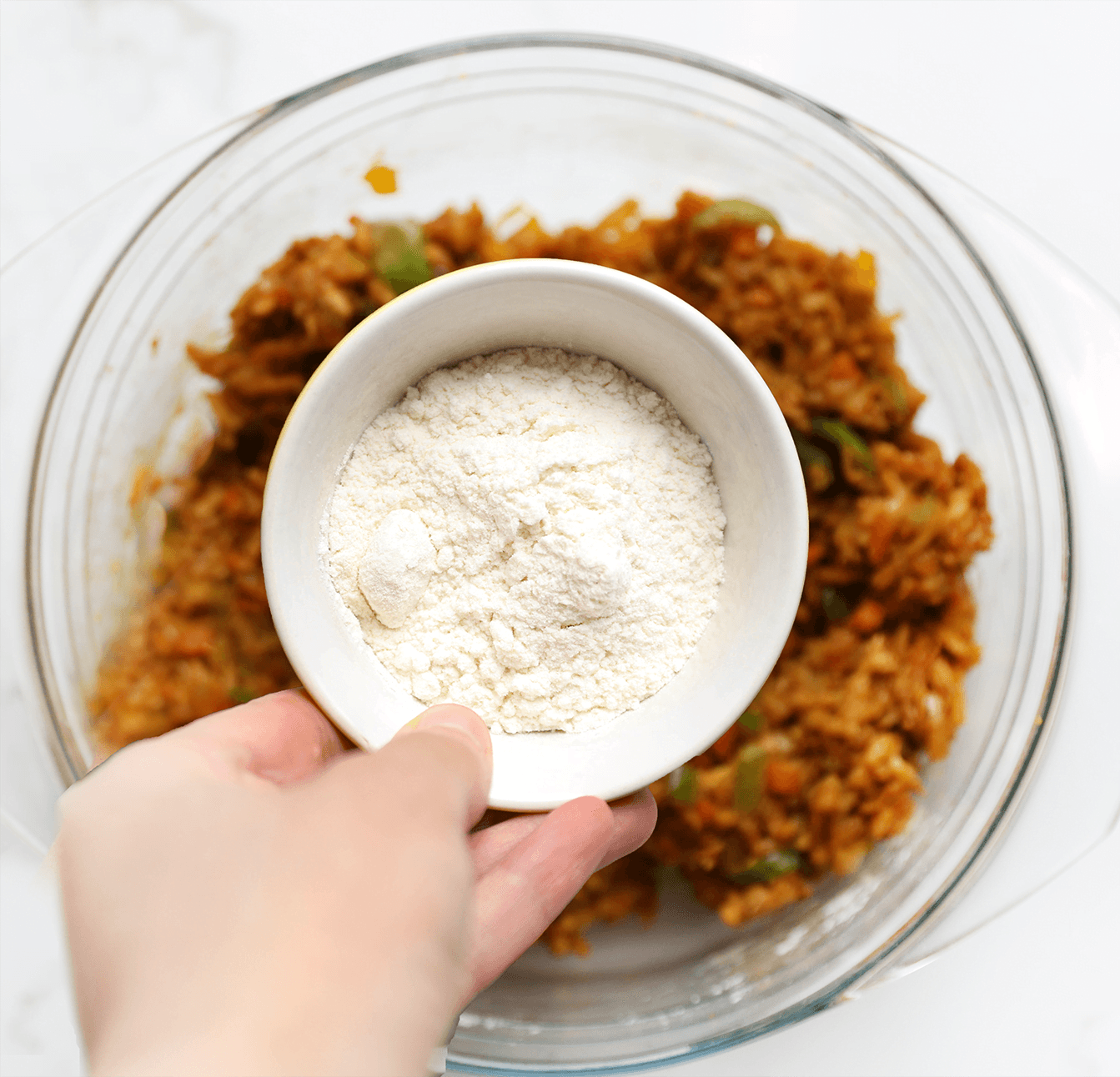 Bloem toevoegen aan het rijstmengsel