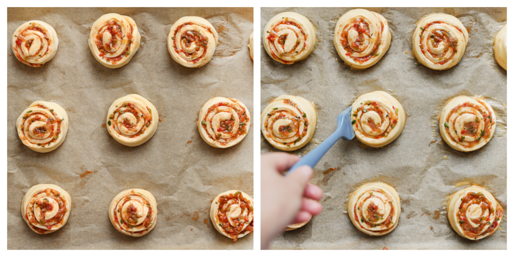Leg de swirls op een bakplaat met bakpapier en bestrijk ze meteen met een geklutst ei.