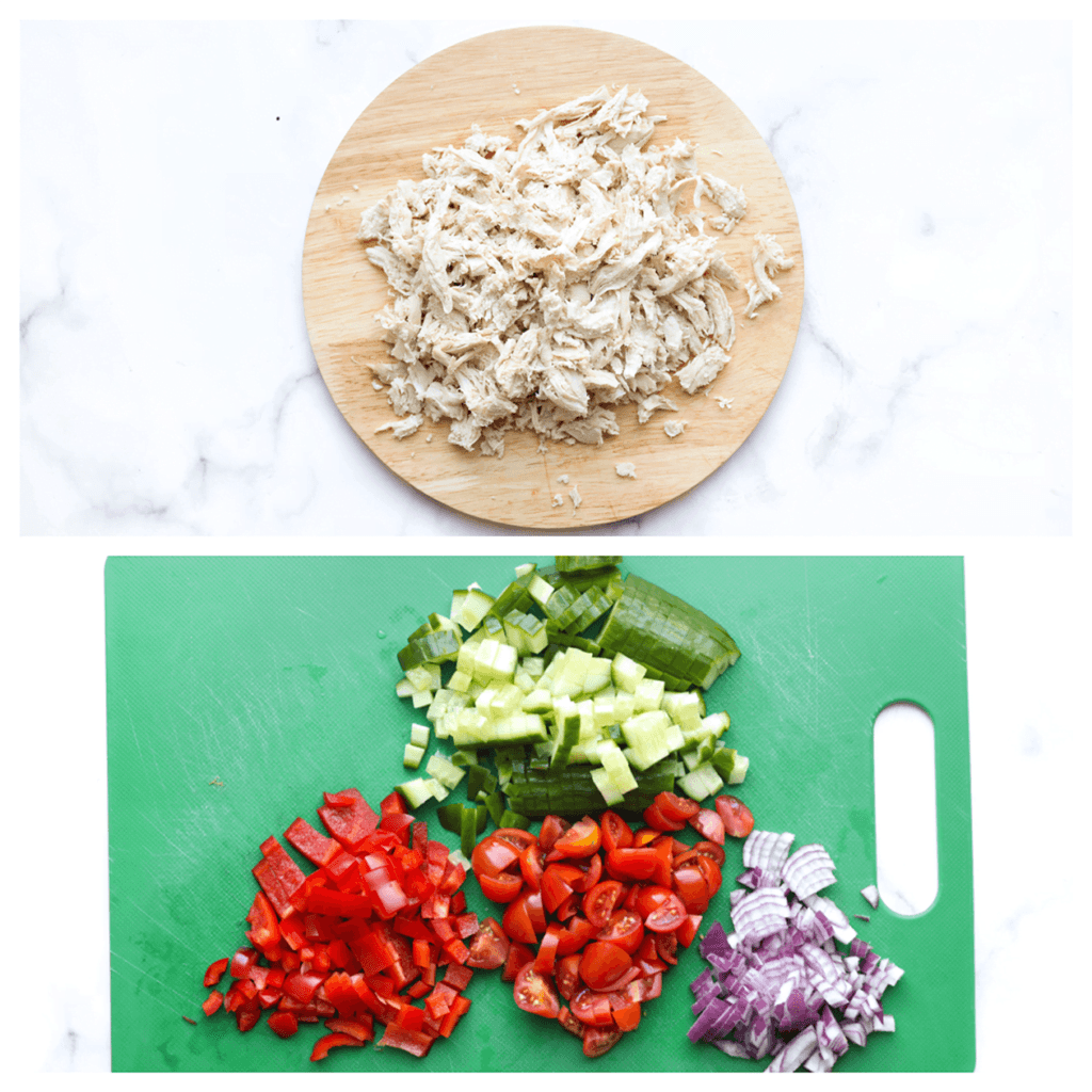 Pluk of snijd de kipfilet in stukjes. Snijd de rode ui, rode paprika, snoeptomaatjes en komkommer klein.